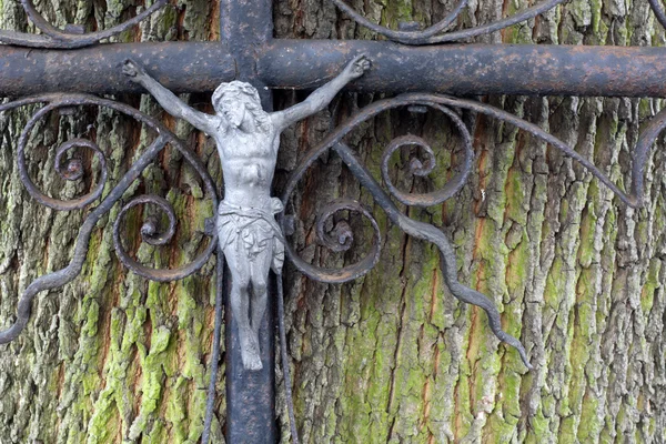 Altes Grunge-Kreuz auf Grab — Stockfoto