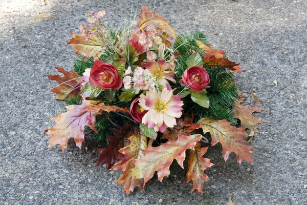 Herfst decoratie op graf op het kerkhof — Stockfoto