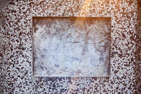Lege cement graf op het kerkhof in zon — Stockfoto