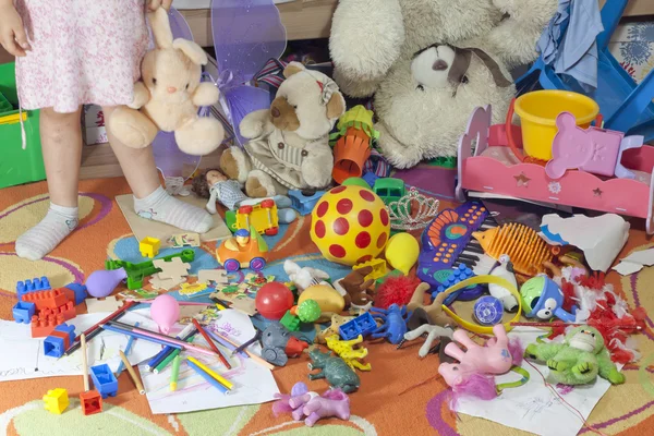 Stanza dei bambini disordinato con giocattoli — Foto Stock