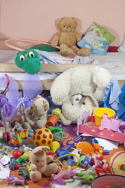Stökigt barntyger med leksaker — Stockfoto