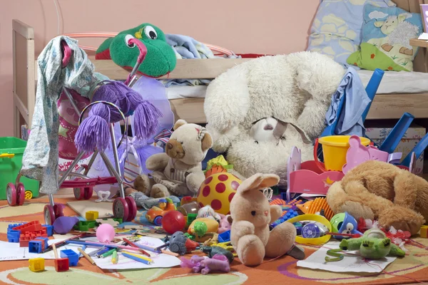 Habitación infantil desordenada con juguetes Imagen de archivo