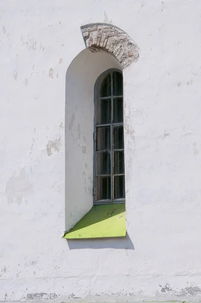Vieja ventana en la pared del templo — Foto de Stock