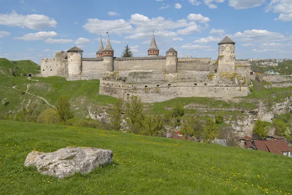 Fortaleza de Kamyanets-Podilsks entre as colinas verdes da primavera — Fotografia de Stock