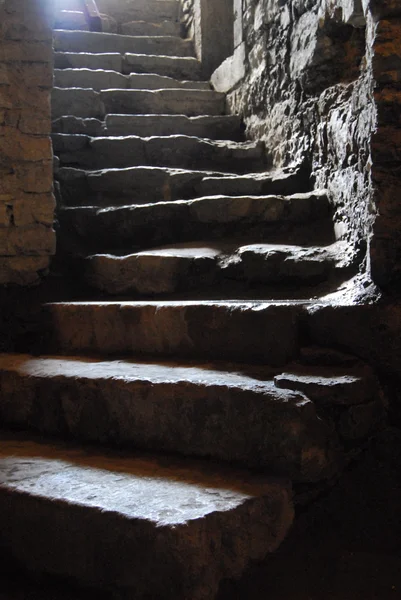Escaliers dans un donjon dans un vieux bâtiment — Photo