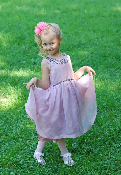 Ung flicka i en vacker klänning — Stockfoto