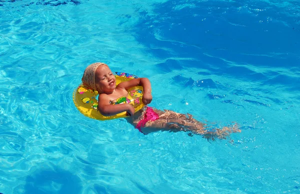 Swimming in the pool — Stock Photo, Image