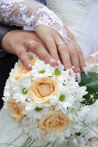 Honeymoon at the hands of a bouquet of beautiful flowers — Stock Photo, Image