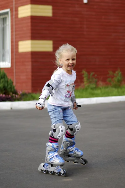 Un enfant chevauchant des patins à roulettes — Photo