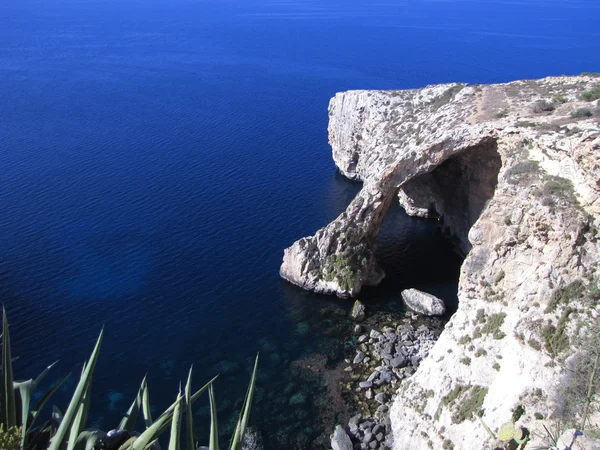 Jedną z atrakcji turystycznych Malty; Błękitna Grota wczesnym rankiem. znajduje się on w pobliżu miejscowości zurrieq - malta — Zdjęcie stockowe