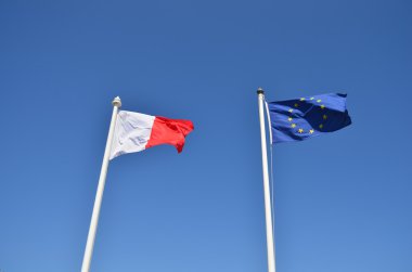 Malta ve AB bayrakları