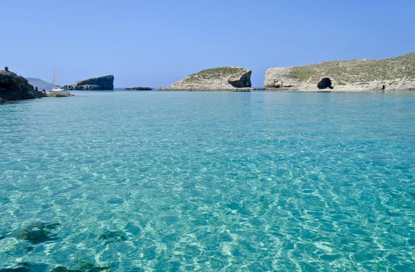 Mar azul claro en Comino — Foto de Stock
