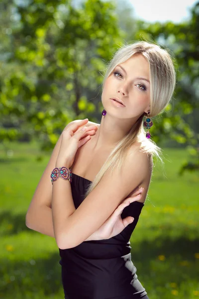 Portrét atraktivní mladé ženy — Stock fotografie