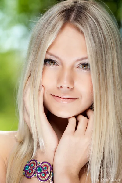 Porträtt av en vacker ung kvinna som leende — Stockfoto