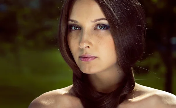 Ritratto di giovane donna dai capelli castani scuri — Foto Stock