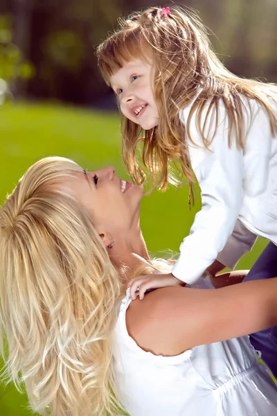 Moeder spelen met haar dochter — Stockfoto