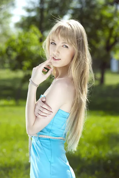 Leuk meisje in blauwe jurk — Stockfoto