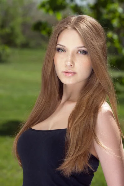 Retrato de uma bela jovem com cabelo comprido — Fotografia de Stock