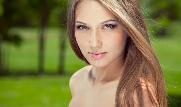 Porträtt av attraktiva flicka med bara axlar Royaltyfria Stockfoton