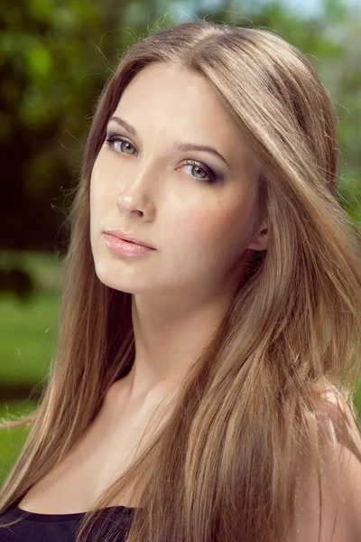 Porträtt av attraktiv ung kvinna med långt hår Royaltyfria Stockbilder