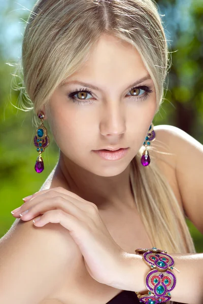 Retrato de una hermosa chica de cerca — Foto de Stock