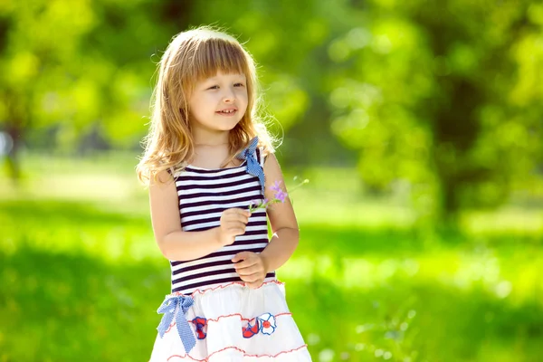 Pequena menina encantadora ao ar livre — Fotografia de Stock