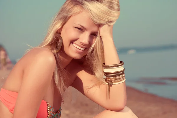 Portret van een mooi meisje op het strand Stockfoto