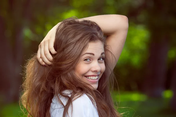 Flickan ler blygt — Stockfoto