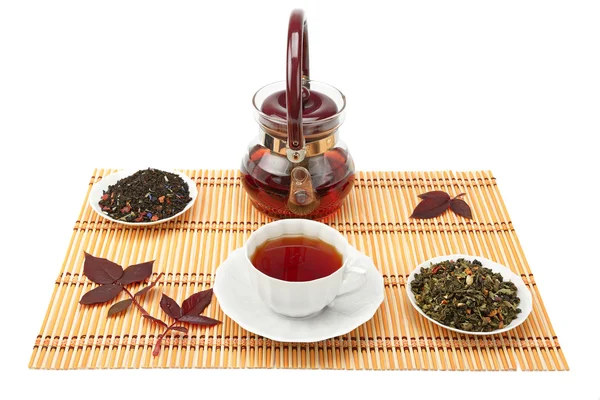Tasse de thé et feuilles de thé. — Photo