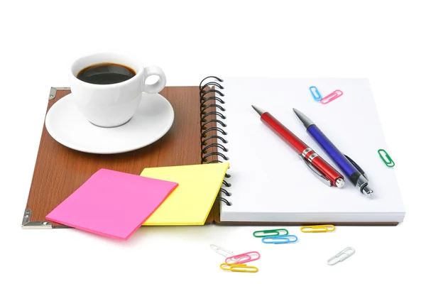 Bürobedarf und Kaffeetasse isoliert auf weißem Hintergrund — Stockfoto