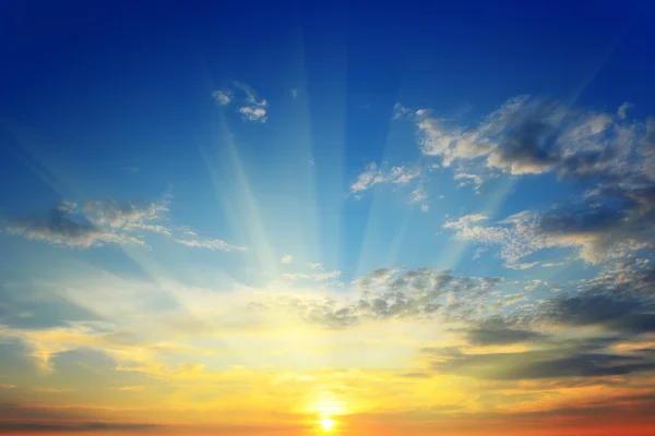 Солнце над горизонтом — стоковое фото