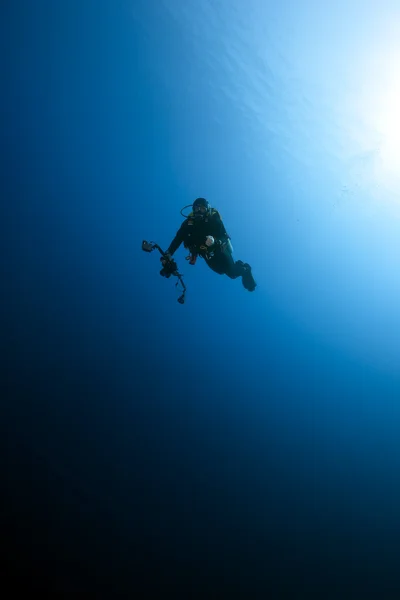 Fotograf podwodny w niebieski ocean. — Zdjęcie stockowe