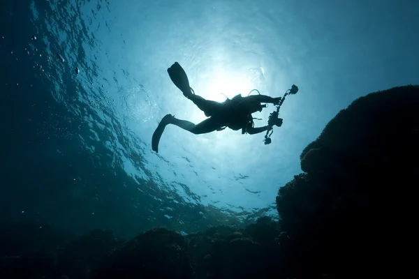 Silhouette eines Unterwasserfotografen — Stockfoto