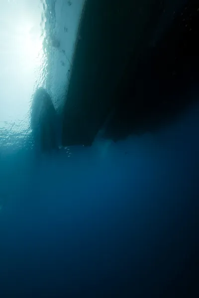 Unterwasser-Ansicht von Booten an der Oberfläche — Stockfoto