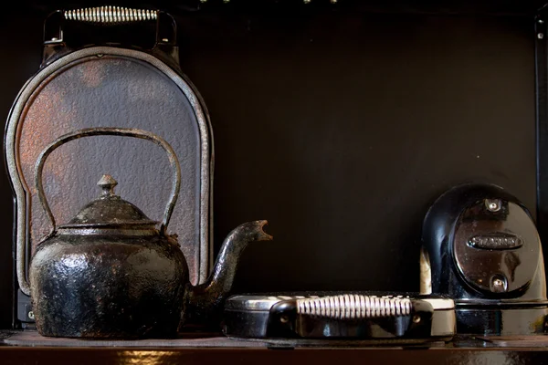 Старий чайник на плиті Ліцензійні Стокові Фото