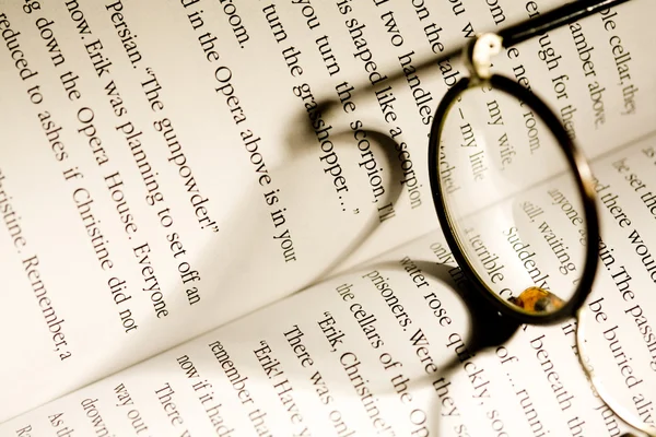 Bild einer Brille, die auf einem Buch liegt — Stockfoto