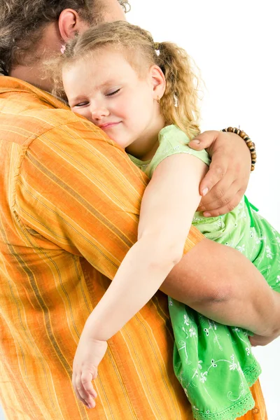 Вертикальное изображение маленькой девочки, спящей на руках отца — стоковое фото