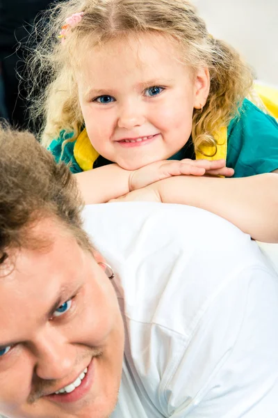 Pai segurando sua filha — Fotografia de Stock