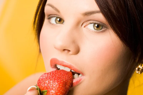 Äta jordgubbar — Stockfoto