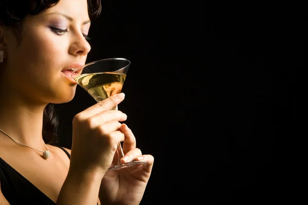 Жінка п'є — стокове фото