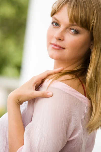 Pretty young woman — Stock Photo, Image