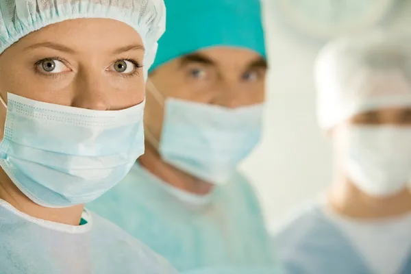 Vrouwelijke chirurg — Stockfoto