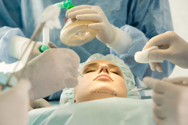 En la mesa de operaciones — Foto de Stock