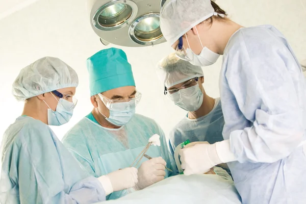 Chirurgen op het werk — Stockfoto