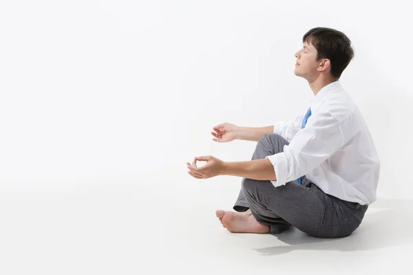Meditar o homem sentado em pose de lótus no perfil — Fotografia de Stock