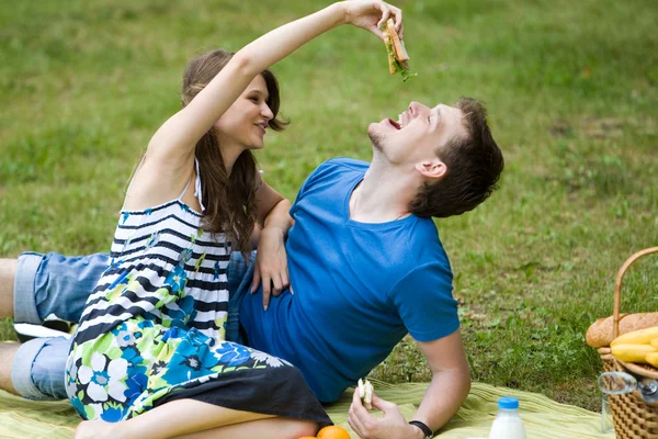 Portrét člověka a jeho přítelkyně na piknik — Stock fotografie