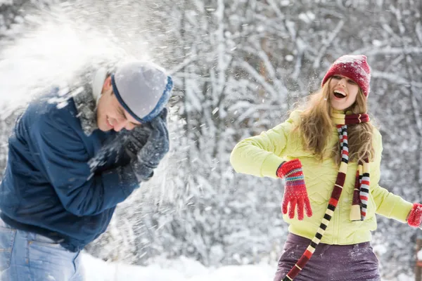 Donna lanciando la palla di neve nel suo fidanzato — Foto Stock