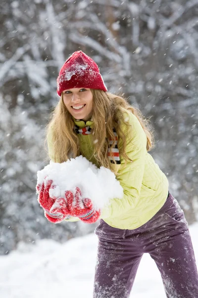 Kobieta gospodarstwa śnieg — Zdjęcie stockowe