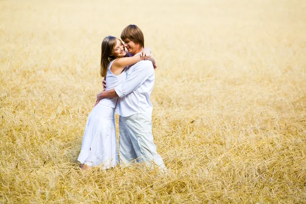 Embracing in field — Stock Photo, Image