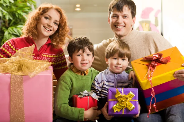 Família com presentes — Fotografia de Stock